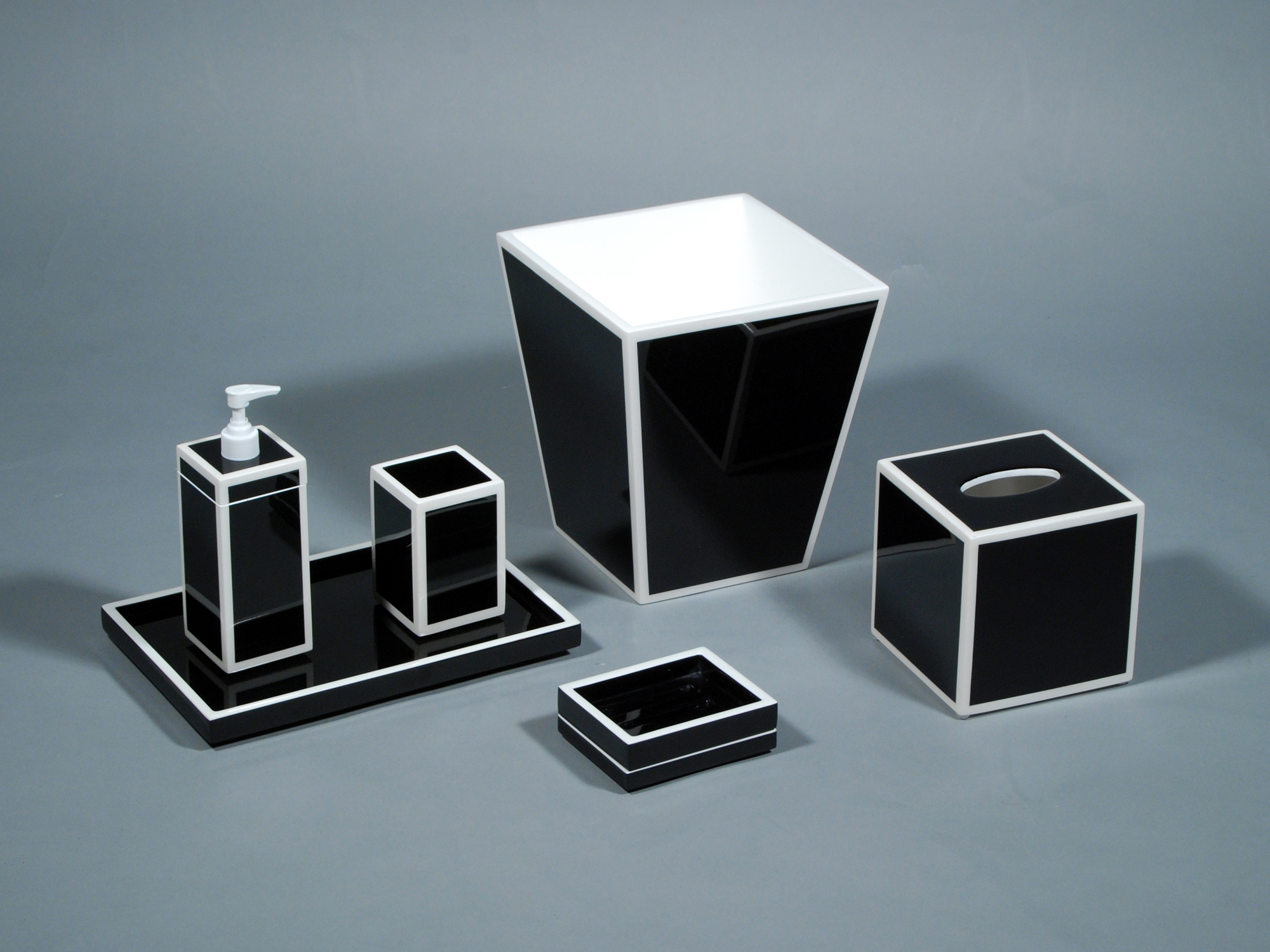 BLACK / WHITE LACQUER COLLECTION E. Braun